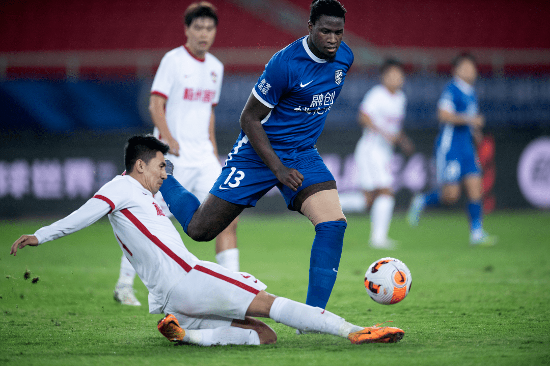 转折点武汉三镇调整名单，欧联国际比赛日攻防权衡，引发热议，纪律约束更严格的简单介绍